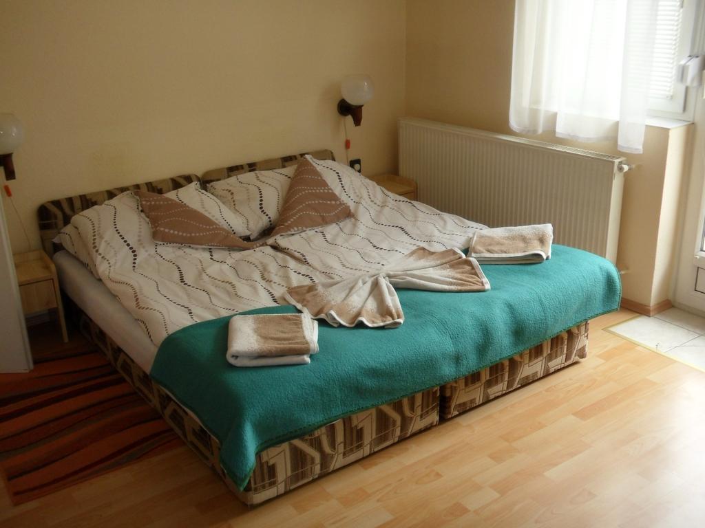 Friends Villa Apartments Hévíz Oda fotoğraf
