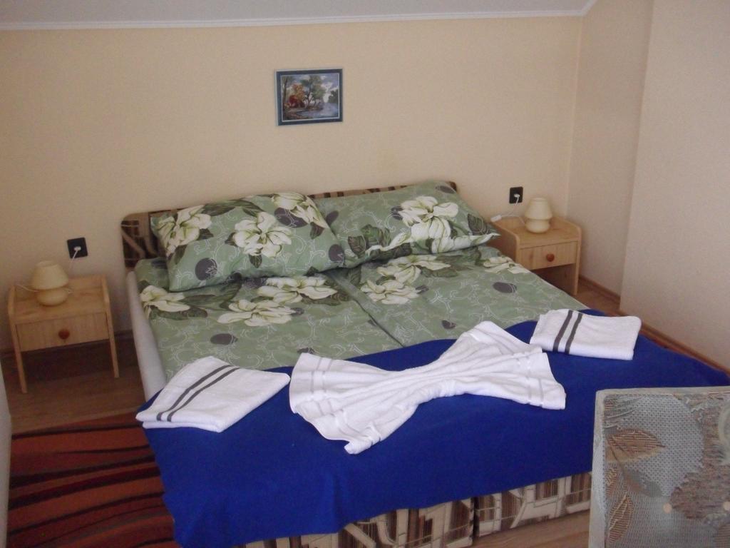 Friends Villa Apartments Hévíz Oda fotoğraf